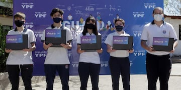 Algunos de los estudiantes mendocinos que recibieron las notebooks donadas por la Fundación YPF a alumnos de 4 escuelas técnicas de Mendoza. Gobierno de Mendoza