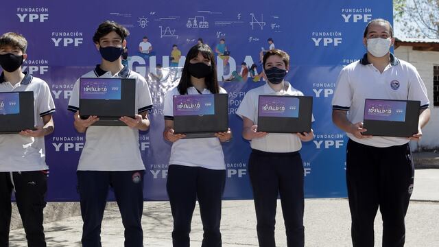 Algunos de los estudiantes mendocinos que recibieron las notebooks donadas por la Fundación YPF a alumnos de 4 escuelas técnicas de Mendoza. Gobierno de Mendoza