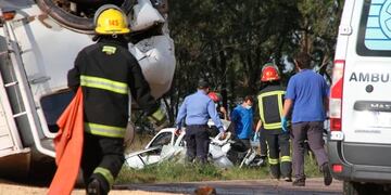 El camión terminó volcado y el auto destrozado (Infopico)