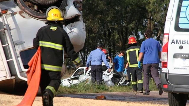 El camión terminó volcado y el auto destrozado (Infopico)