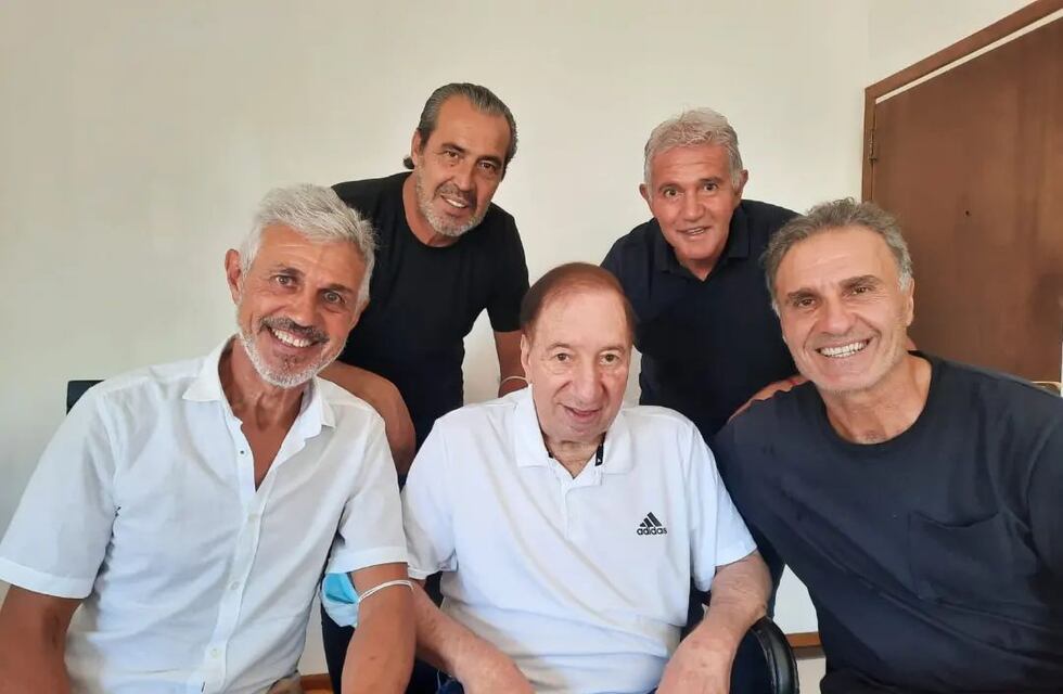 Bilardo recibió a campeones del Mundial México ‘86 y le entregaron un reconocimiento de la Conmebol