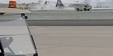 Las imágenes del avión tras chocar con el camión de bomberos.