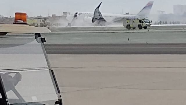 Las imágenes del avión tras chocar con el camión de bomberos.