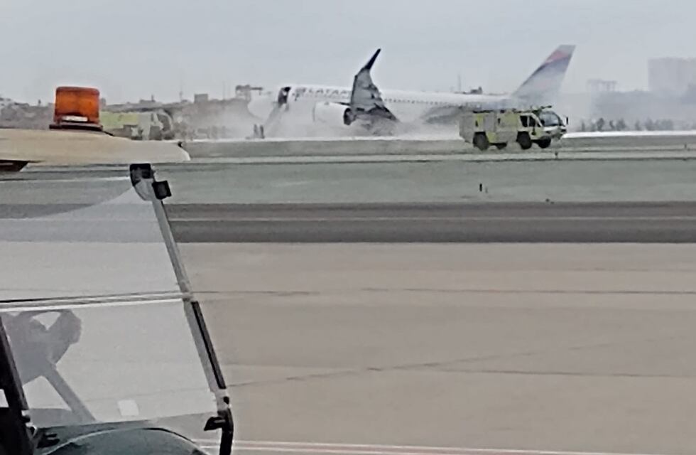 Accidente de avión en Perú: dos personas murieron tras impactar en la pista contra un camión de bomberos