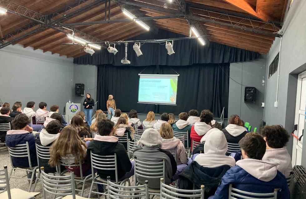 Charla de Gestión Ambiental en la Escuela Agropecuaria de Tres Arroyos