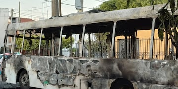 Un incendio de un colectivo dejó a una cuadra sin luz en la ciudad de Córdoba.