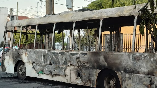 Un incendio de un colectivo dejó a una cuadra sin luz en la ciudad de Córdoba.