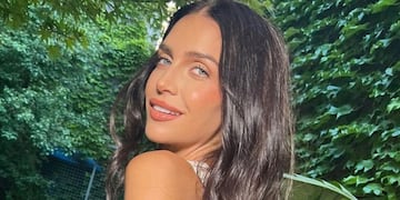 Desde Punta del Este, Zaira Nara posó con una microbikini bicolor y el accesorio ideal para el verano. (Foto: Instagram)