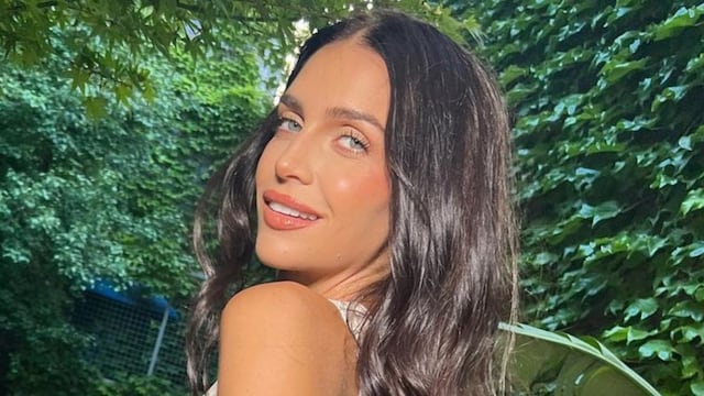 Desde Punta del Este, Zaira Nara posó con una microbikini bicolor y el accesorio ideal para el verano. (Foto: Instagram)