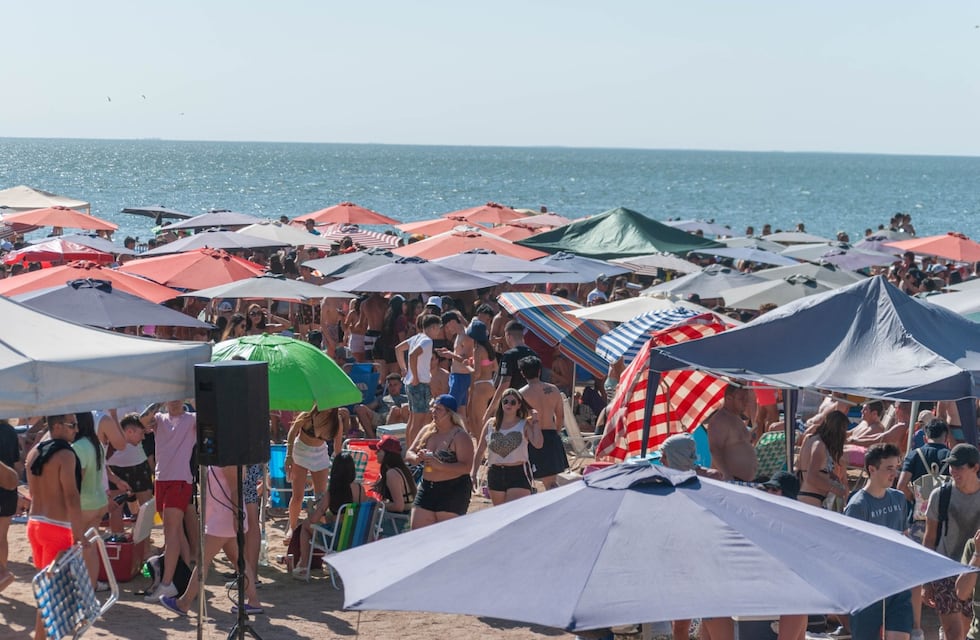 Domingo en Miramar: una joven juntó la basura de la playa y fue ignorada por todos
