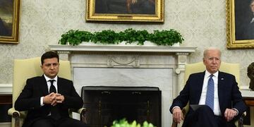 Codo a codo: el presidente de Ucrania, Volodímir Zelenski, junto a su par estadounidense, Joe Biden. Foto: Corresponsalía.