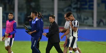 El DT Ángel Hoyos, en la cornisa en Talleres (Facundo Luque / La Voz).