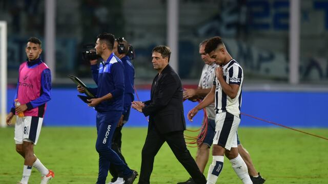 El DT Ángel Hoyos, en la cornisa en Talleres (Facundo Luque / La Voz).