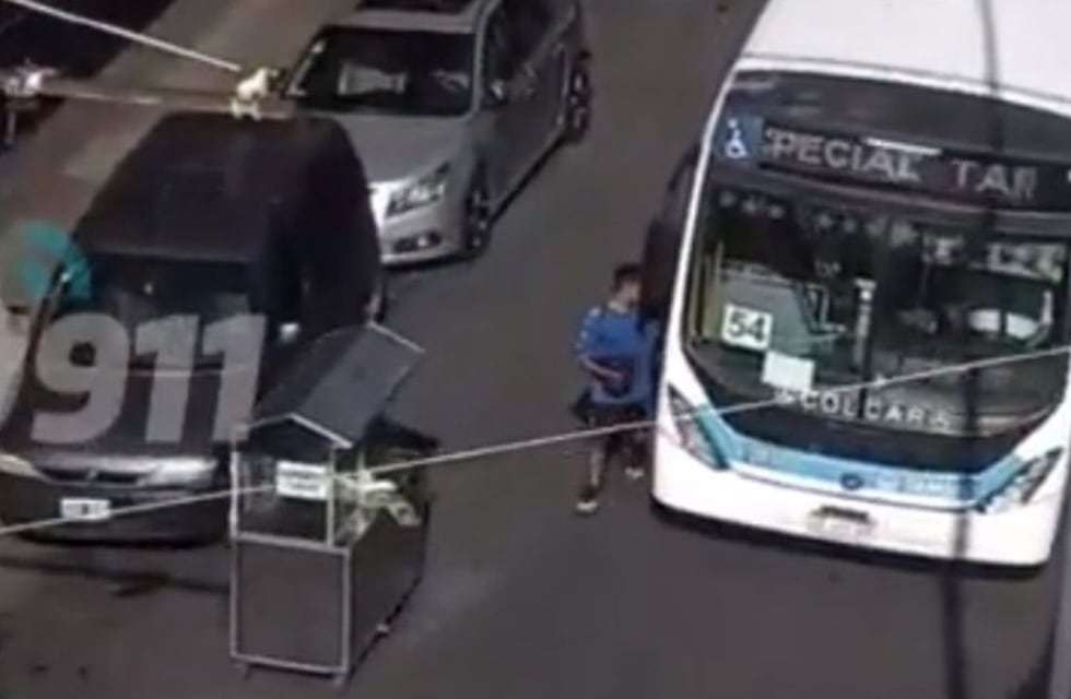 Video: evadió un control policial en Córdoba y quiso subirse a un colectivo para escapar
