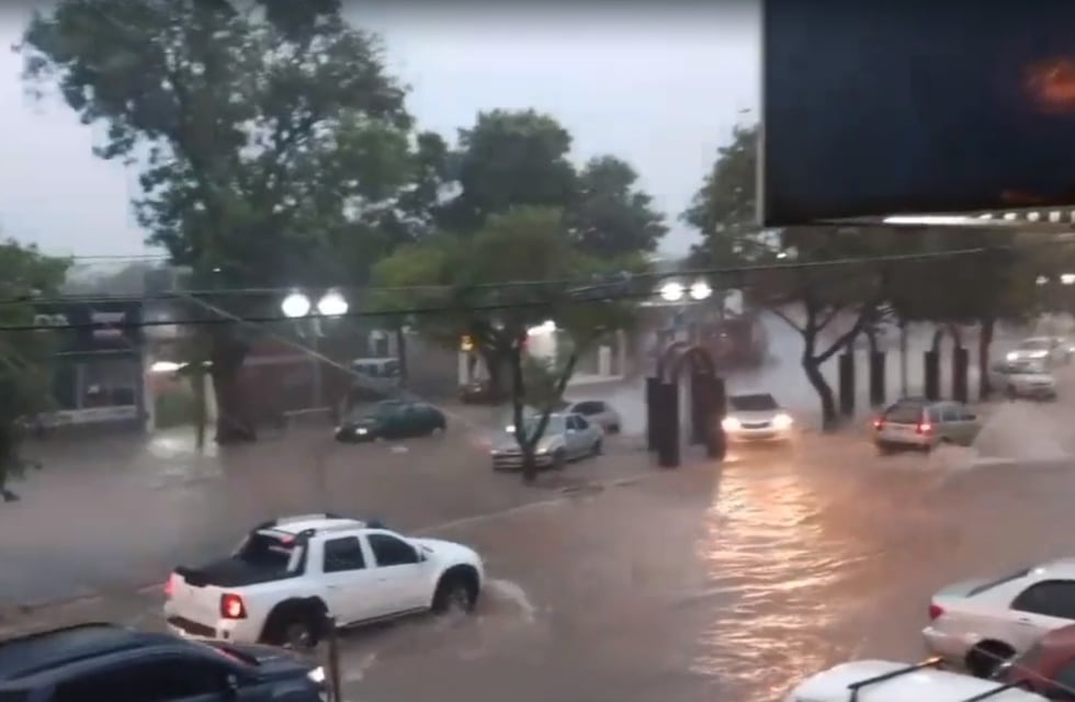 El clima en Córdoba: torrencial lluvia en Alta Gracia, con calles como ríos