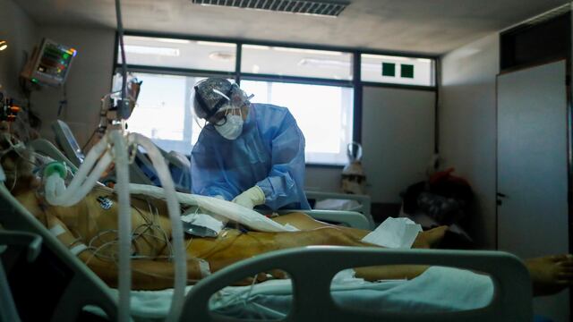 Personal de salud atendiendo casos de coronavirus en terapia intensiva (Foto: Reuters / Agustín Marcarian)