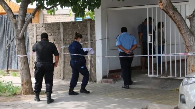 Personal policial trabajando en el lugar de los hechos.