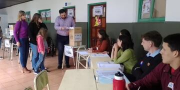 Matías Sebely, candidato a intendente de Alem, emitió su voto.
