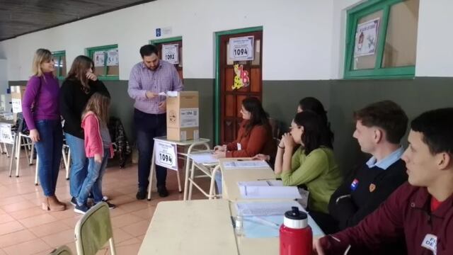 Matías Sebely, candidato a intendente de Alem, emitió su voto.