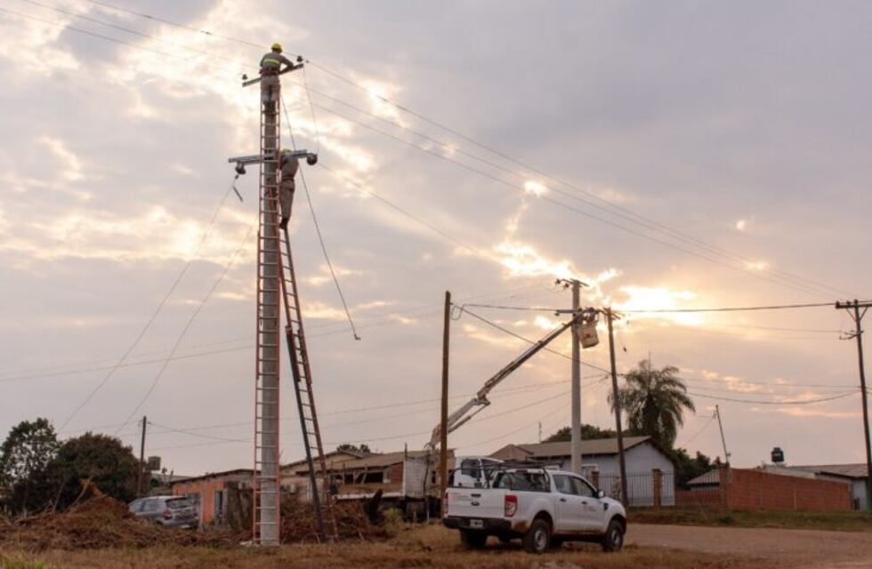 Mejoras en postes y tendido eléctrico en San José y San Javier