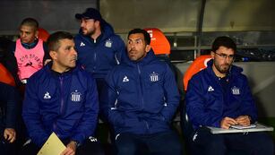 El debut de Carlos Tevez como DT de Talleres fue con derrota frente a San Lorenoz (Nicolás Bravo / La Voz).