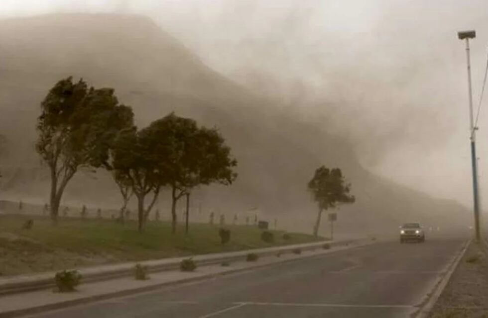 Alerta roja en Chubut: los impactantes videos de los fuertes vientos que asustan a los vecinos
