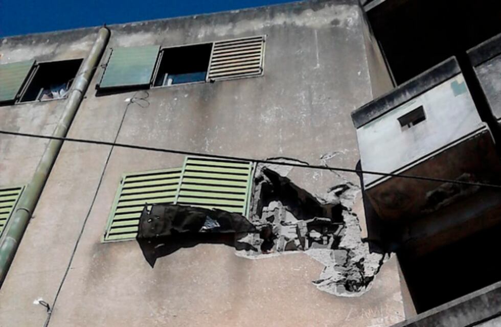 Temen derrumbe en barrio SEP: hay pisos levantados, paredes rotas y pozos