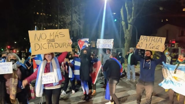 Decenas de manifestantes pidieron "patria y vida" en la Embajada cubana en Argentina.