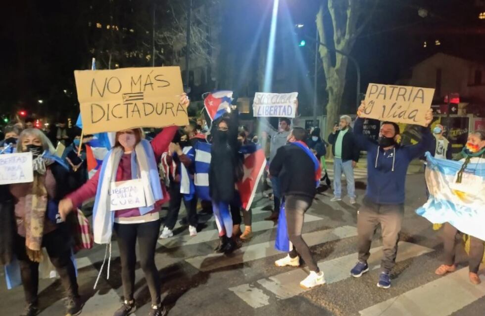 Protesta en la Embajada de Cuba en Argentina