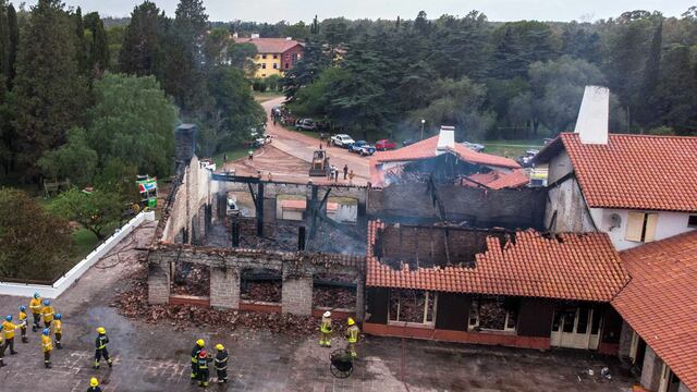 incendio
El Hotel 4 de la Unidad Turística Embalse se incendió este miércoles provocando importantes daños materiales en el lugar. El foco se concentró en el sector de cocinas y del comedor del establecimiento
nelson torres