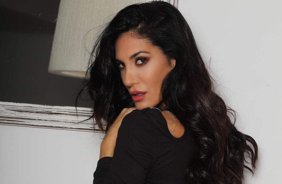 Silvina Escudero recordó su viaje a Europa: una postal desde el agua y en microbikini multicolor