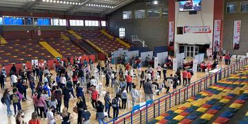 Vacunación contra Covid 19 a menores de edad en el polideportivo Polimeni de Las Heras.