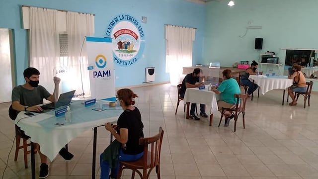 Más de 300 rosaleños concurrieron a las mesas de ayuda para inscribirse y sacar turno para vacunarse contra el coronavirus