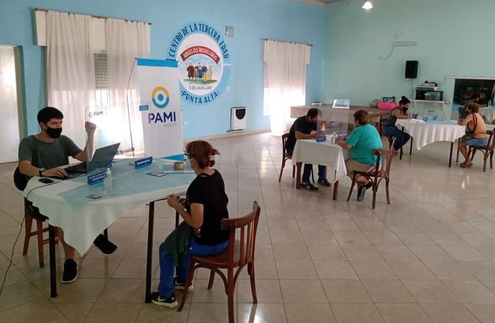 Más de 300 personas se acercaron a las mesas de ayuda para vacunarse contra el COVID 19
