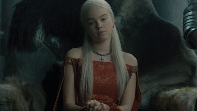 Rhaenyra rechazando pretendientes, de rojo y con el collar que le regaló Daemon al cuello. (HBO)