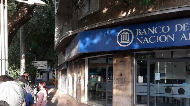 Trabajadores estatales hacen fila para cobrar sus salarios.