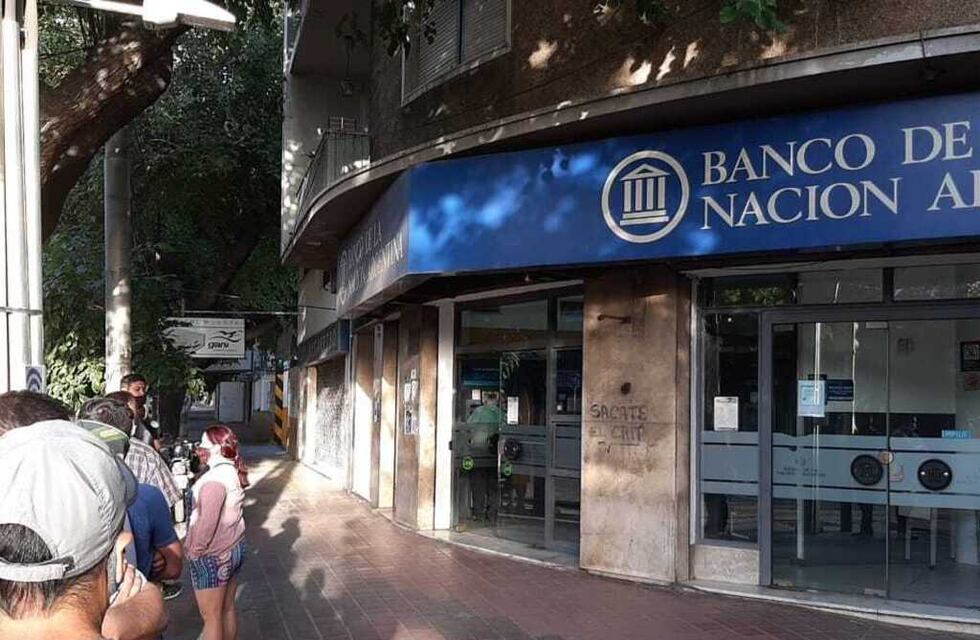 Se demoró la acreditación de los salarios de los estatales y hubo largas filas en los bancos