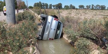 El automovilista impactó de lleno contra el poste y luego cayó al canal.
