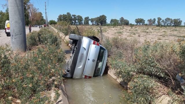 El automovilista impactó de lleno contra el poste y luego cayó al canal.