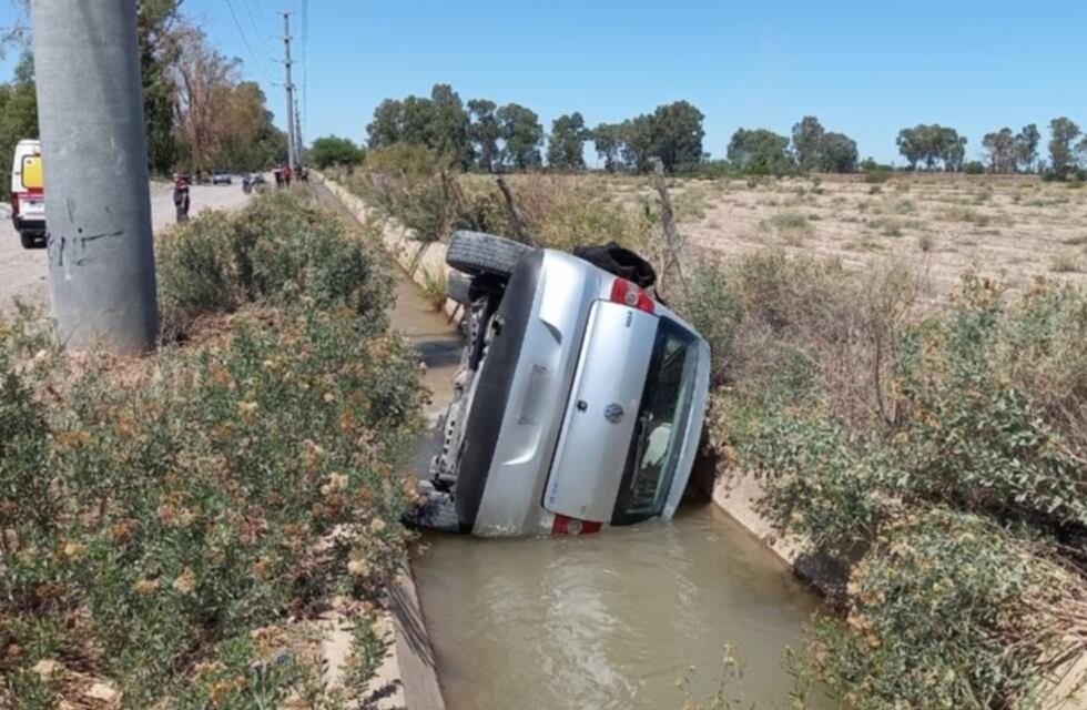 Tragedia en Pocito: chocó contra un poste, cayó al canal y murió
