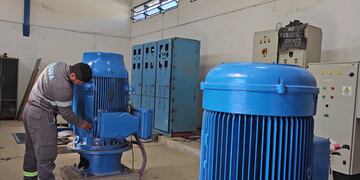 Las dimensiones de las potentes bombas de agua de la estación de bombeo Guerrero dan cuenta de la envergadura e importancia del servicio que presta ese establecimiento.