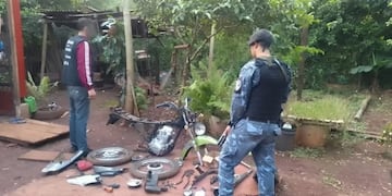 Eldorado: recuperan motocicleta y secuestran marihuana en una vivienda.