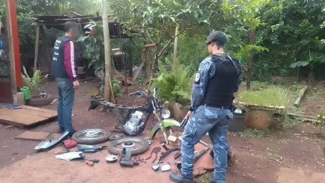 Eldorado: recuperan motocicleta y secuestran marihuana en una vivienda.