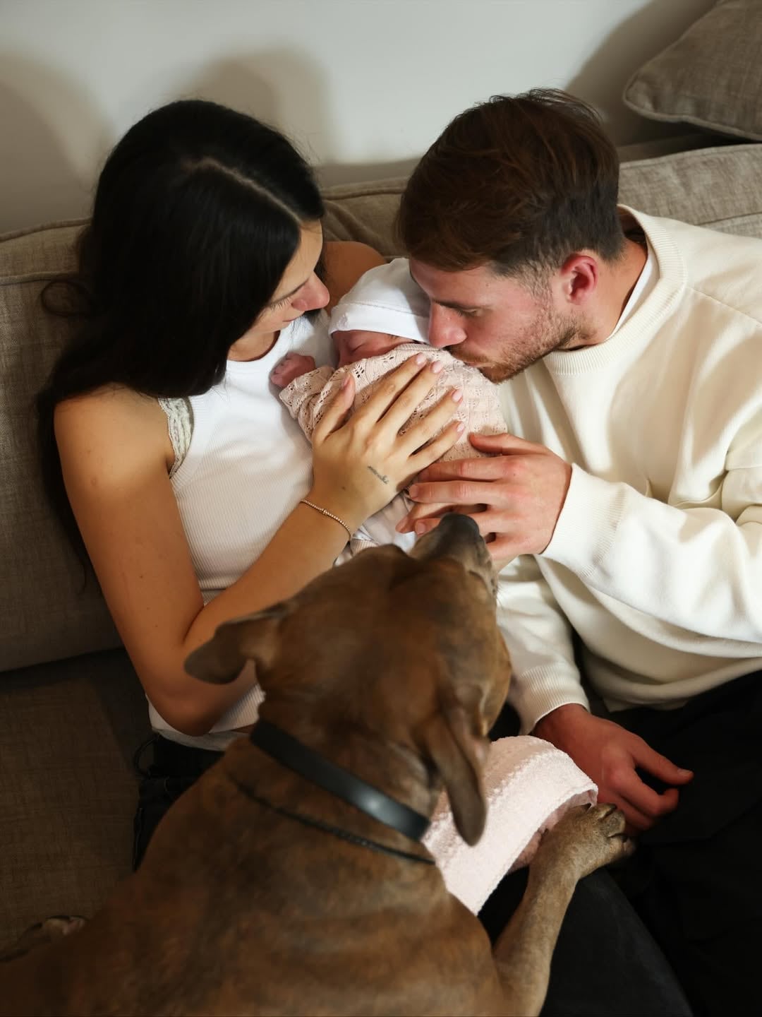 Así luce Alaia, la hija de Alexis Mac Allister y Ailén Cova.