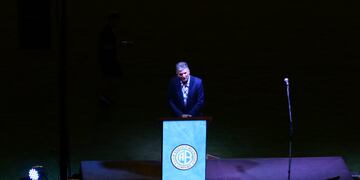 El presidente de Belgrano, Luis Fabián Artime, al frente de la Asamblea en Belgrano.