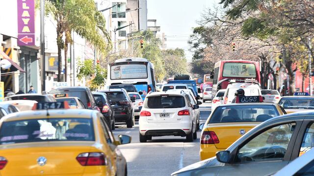 Caos de transito en la ciudad, dificultades para circular, autos, motos, transporte.