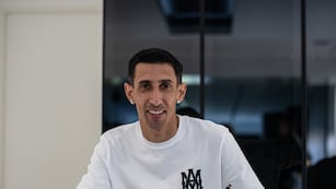 Ángel Di María, en la firma del contrato para su retorno a Rosario Central (Rosario Central).