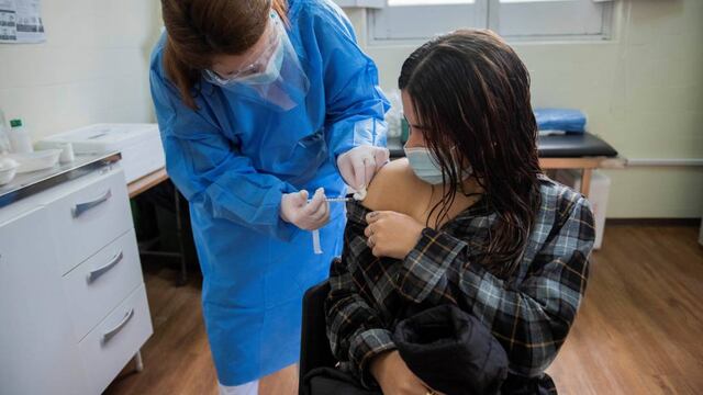 Uruguay analiza aplicar una tercera dosis de refuerzo contra el coronavirus (AP)