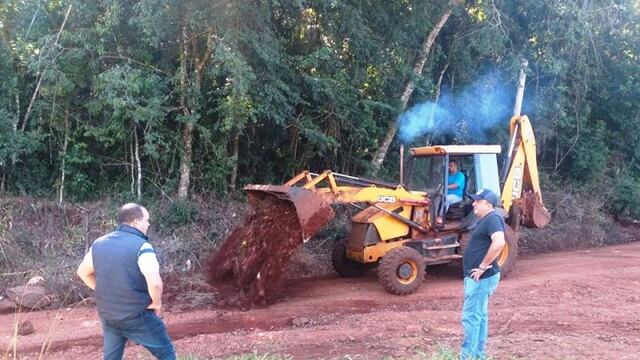 Campo Ramón: trabajan en la mejora de caminos en el municipio