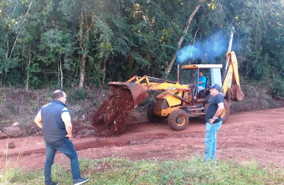 Campo Ramón: trabajan en la mejora de caminos en el municipio